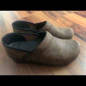 Dansko Size 39 clogs